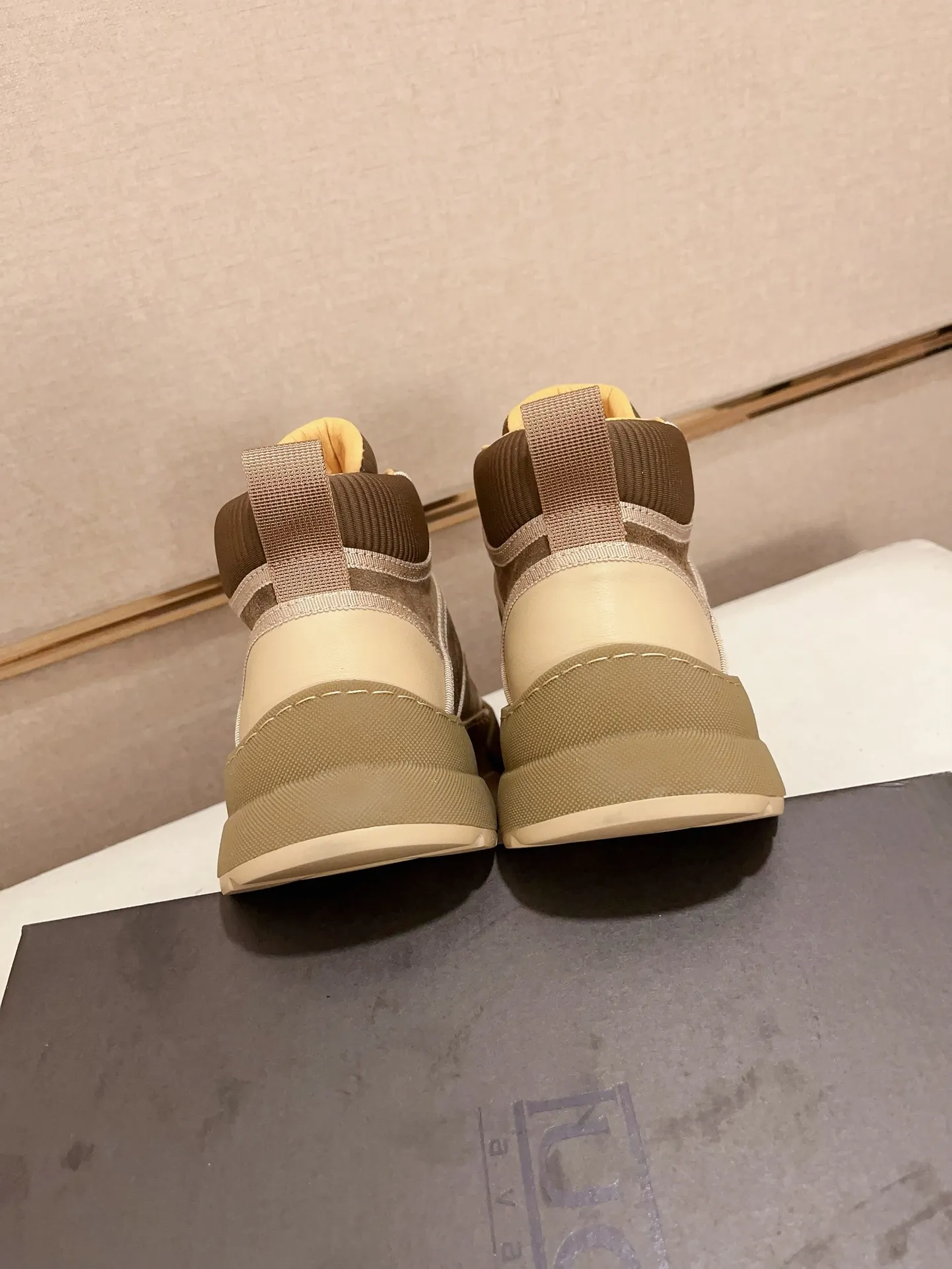Factory Price: 380 Men's Men's Shoes💰North American Men's Shoes Ugg ☃️In the special sale of new high-quality men's shoes and snow boots in autumn and winter, the nemesis of extreme cold weather! Made of cowhide leather, merino wool lining, and original outsole, whether driving, outdoor or daily wear, there is always one that suits you! Code number 39-44